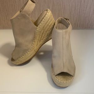 🚺 Nine West Women’s Suede wedge Sandals w/buckle in size 9